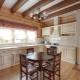 Ideen für die Dekoration einer Küche in einem Holzhaus