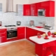 Crvene kuhinje: izbor slušalica i kombinacija tonova u dizajnu interijera