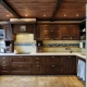 Dapur kayu oak pepejal: pilihan, kebaikan dan keburukan, contoh reka bentuk
