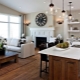 Virtuve-dzīvojamā istaba ar kamīnu: dzīvokļa un lauku mājas interjera dizains