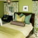 Fıstık renginde yatak odasının iç dekorasyonunun özellikleri