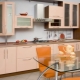 Persiku virtuves: dizaina iezīmes, krāsu kombinācijas un piemēri