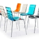 Plastic stoelen voor de keuken: variëteiten, tips voor kiezen en verzorgen