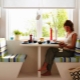 Meja di tepi tingkap di dapur: ciri dan pilihan reka bentuk