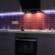 Tira de LED para la cocina debajo de los gabinetes: consejos para la selección e instalación.
