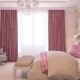 Le sottigliezze dell'uso di tende rosa all'interno della camera da letto