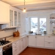 Dapur sudut dengan tingkap: bagaimana untuk mereka bentuk dan menghias dengan betul?
