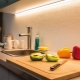 Opciones para organizar la iluminación del área de trabajo en la cocina.