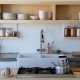 A nyitott polcok konyhában való elhelyezésének típusai és jellemzői