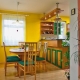 Pereți galbeni în bucătărie: caracteristici și opțiuni creative