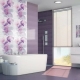 Vannas istabas dizains ar orhidejām uz flīzēm