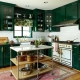 Smaragdové kuchyne: výber náhlavnej súpravy a príklady interiéru