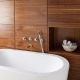 البلاط الشبيه بالخشب في الحمام: أصناف ونصائح للاختيار