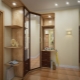 Hjørnegang til en lille korridor: hvordan vælger man møbler og arrangerer det korrekt?