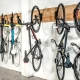 Стойки за велосипеди на стената: видове, съвети за избор и монтаж