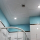 Iluminare într-o baie cu tavan întins
