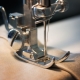 Hvordan indsætter man en nål i en symaskine?