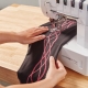 ¿Por qué la máquina de coser salta puntadas al coser y qué debo hacer?