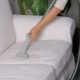 Cum să curățați canapeaua de murdărie fără dungi acasă?