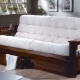Mga sofa na may mga armrest na gawa sa kahoy