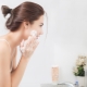 Cum se folosește spuma pentru spălarea feței?
