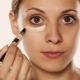 Hvordan skjuler man poser under øjnene med makeup?