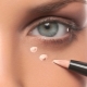 Wie verbirgt man blaue Flecken unter den Augen mit Make-up?