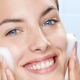 Cosmétiques pour nettoyer le visage: types, règles d'application et de sélection