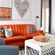 Orangefarbene Sofas im Innenraum