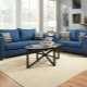 Mėlynos sofos interjere