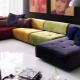 Elegir un sofá modular con litera en la sala de estar.