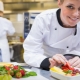 Помощник готвач: квалификационни изисквания и функции