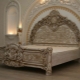 Vlastnosti vyřezávaných dřevěných postelí