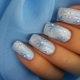 Wintermanicure met sneeuwvlokken op de nagels