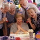 Cum să sărbătorești aniversarea unei bătrâne de 70 de ani?