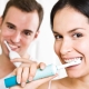 Làm cách nào để đánh răng bằng bàn chải điện?