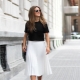 Apakah skirt berlipat putih dan apa yang perlu dipakai dengannya?