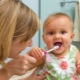 Kad sākt tīrīt mazuļa zobus?