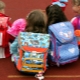 Elegir una mochila escolar para una niña de primer grado.