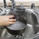 Span logam untuk mencuci pinggan mangkuk: kebaikan dan keburukan, permohonan