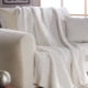 Chăn và ga trải giường màu trắng trong nội thất