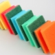 Mengapa span pencuci pinggan berbeza warna?