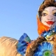 Bábika a vypchatý karneval: význam amuletu