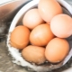 Kā uzvārīt olas, lai tās neplīst?