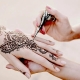 Henna-Zeichnungen zur Hand