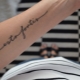 Tatuaj sub formă de inscripții