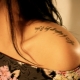 Tatuaje en forma de inscripciones para niñas.
