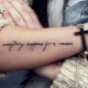 Tetoválás feliratok formájában a karján lányoknak