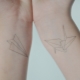 Какво означава татуировката на хартиения самолет?