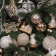 Pokok Krismas dihiasi dengan mainan putih